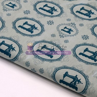 Tecido com padrão de máquinas de costura vintage em azul sobre fundo bege claro