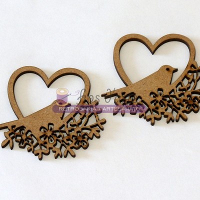 Ornamentos de madeira em forma de coração com pássaros e ramos floridos