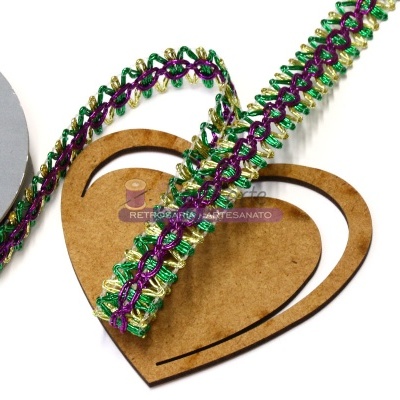 Fita decorativa trançada verde, dourada e roxa sobre coração de madeira