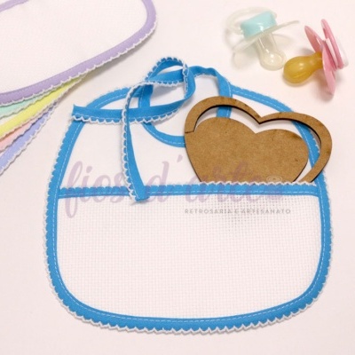 Babete branco com borda azul, fita, coração de madeira e chupetas coloridas