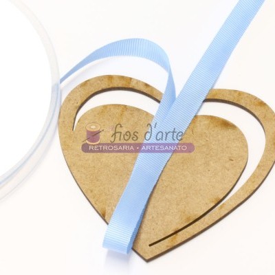 Fita de cetim azul clara com molde de coração em madeira