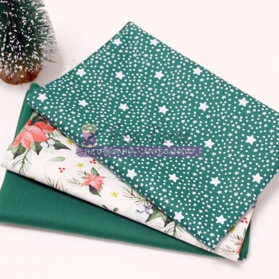 Três tecidos dobrados e pequena árvore decorativa