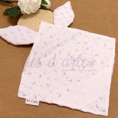 Pano de bebé branco com orelhas e padrão de luas e estrelas cinzentas