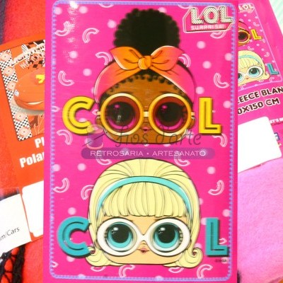 Embalagens cor-de-rosa de cobertores polar com ilustrações de personagens L.O.L. Surprise!