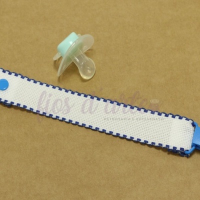 Chupeta transparente com capa azul claro e fita branca com bordas azuis e fecho azul