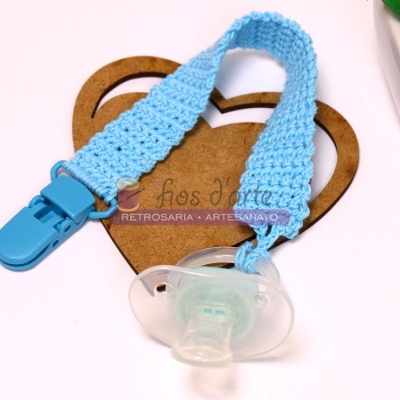 Chupeta com suporte azul trançado e cartão de apresentação em forma de coração