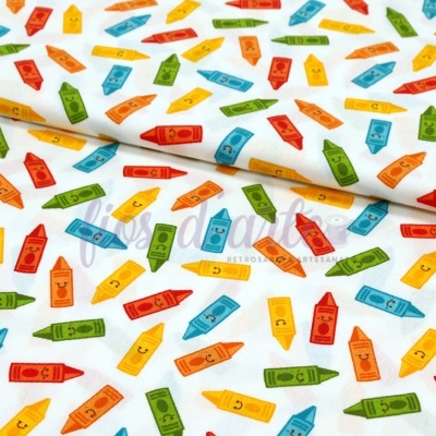 tecido estampado com padrão de lápis coloridos sobre fundo branco