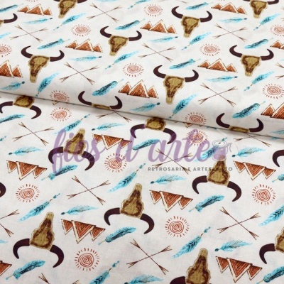 Tecido branco com padrões de crânios de touro, penas, triângulos e símbolos solares