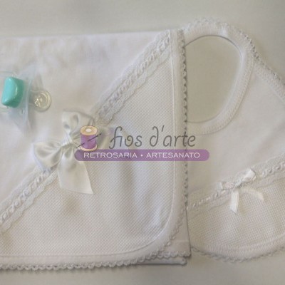 Kit de bebé branco com toalha, babete e chupeta azul