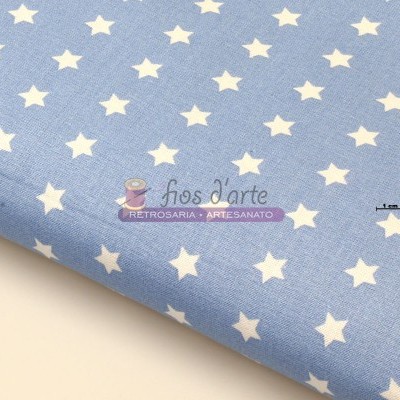 Tecido azul claro com estrelas brancas e etiqueta Fios d'arte