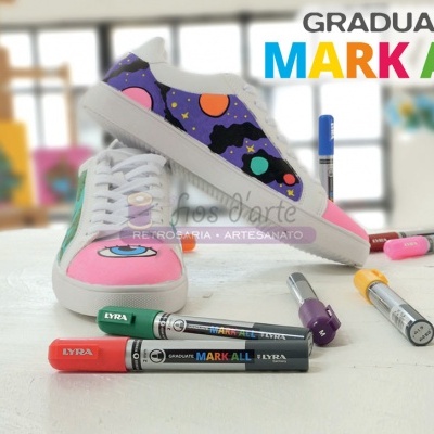 Tênis personalizados coloridos com marcadores LYRA sobre mesa clara