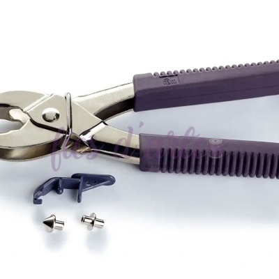 Alicate perfurador com punhos roxos e acessórios pequenos no fundo branco