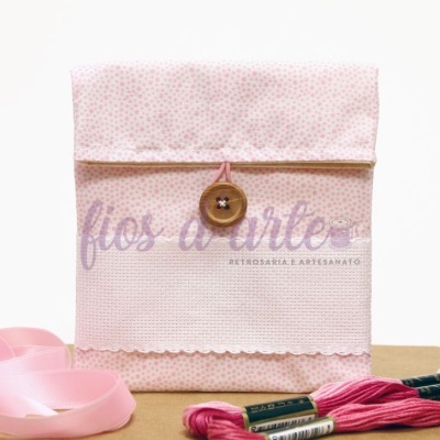 Estojo cor-de-rosa claro em tecido com botão de madeira e novelos de linha rosa