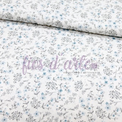 Tecido branco com flores azuis e folhas cinzentas