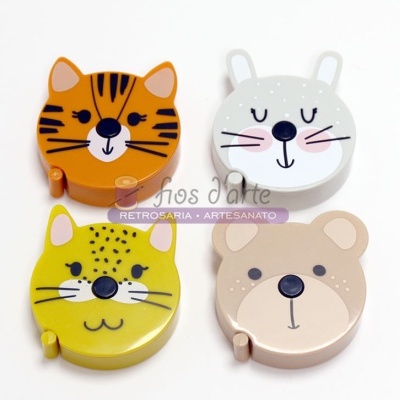 Ganchos de parede com desenhos de animais em várias cores