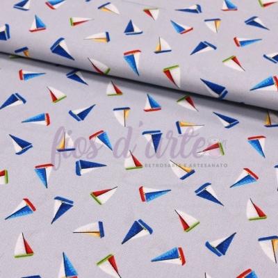 Tecido branco com padrão de veleiros coloridos pequenos