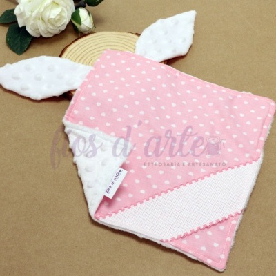Bandana rosa com corações brancos e orelhas brancas texturizadas