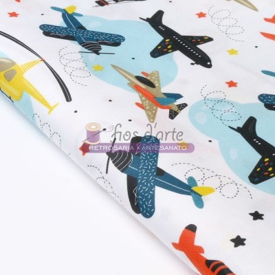 tecido branco com padrão de aviões coloridos e estrelas, com logo Fios da Arte