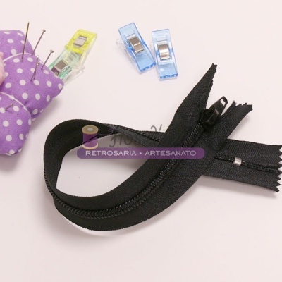 Fecho éclair preto e itens de costura em fundo branco