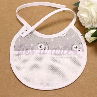 Babete redondo para bebé cinzento e branco com padrão de corujas e estrelas