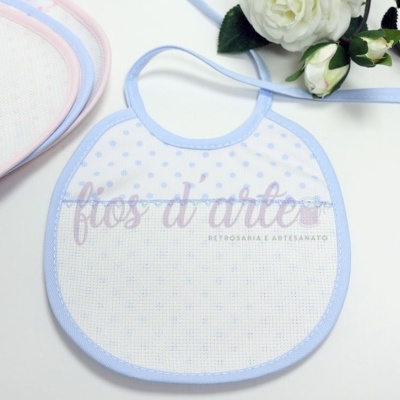 Babete infantil branco com pontos azuis e bordas azuis