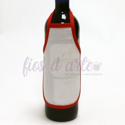 Garrafa de vidro escuro com aventalinho branco e vermelho em fundo branco