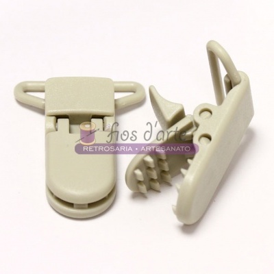 Clipe de plástico bege em fundo branco