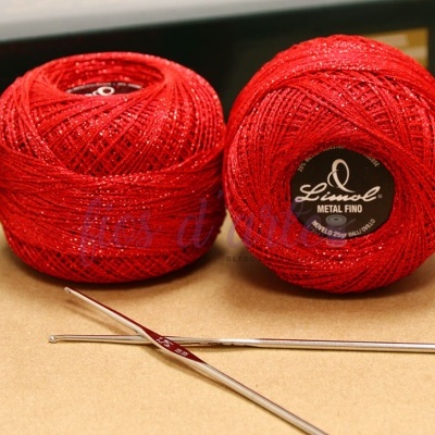 Dois novelos vermelhos metálicos Lizbel com agulhas de croché prateadas