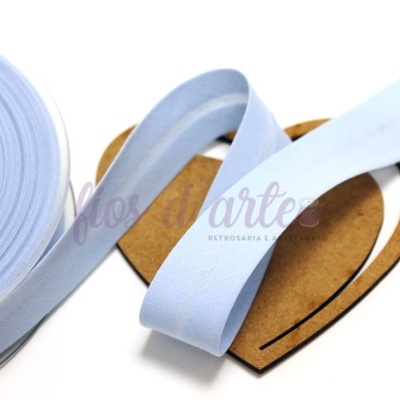 Rolo de fita viés azul claro com base de cartão e fundo branco