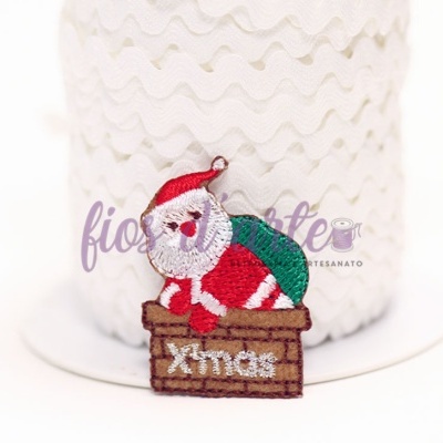 Patch bordado Papai Noel vermelho e verde com caixa castanha e texto Xmas