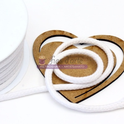 Rolo e corda branca sobre suporte de madeira em forma de coração