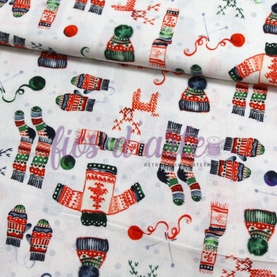Tecido branco com padrão de camisolas, gorros e meias coloridas de Natal