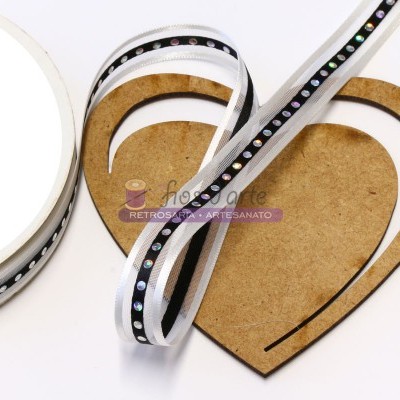 fitas decorativas pretas e brancas com brilhantes multicoloridos sobre bases de madeira em forma coração