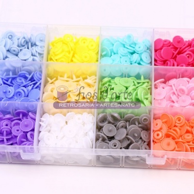 Botões de pressão coloridos organizados em caixa plástica com doze compartimentos