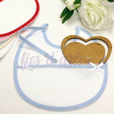 Seis babetes coloridos em tecido com renda e laços, com coração de madeira e flores brancas ao fundo