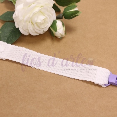Prendedor chupeta branco com fecho lilás e flor branca artificial
