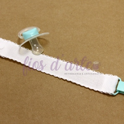 Prendedor de chucha branco com fecho azul-claro e chucha transparente azul-claro