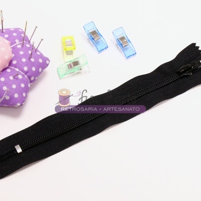 Fecho éclair preto, clipes coloridos, alfineteiro de tecido em formato de flor rosa com bolinhas brancas