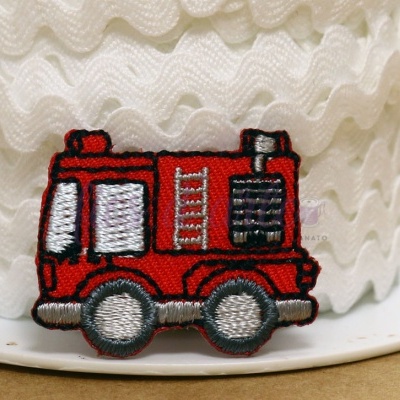 Emblema bordado de carrinha de bombeiros vermelha com fita branca ondulada