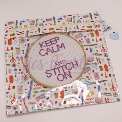 Bolsa de tecido com padrão de costura e bordado e bordado com a frase KEEP CALM AND STITCH ON