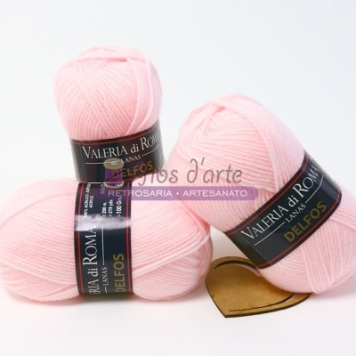 Três novelos de lã cor-de-rosa clara da marca VALERIA di ROMA com etiquetas pretas