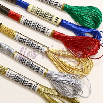 Novelos de fio colorido para bordado com etiquetas e códigos visíveis