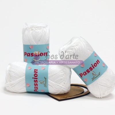 Três novelos de fio branco com etiquetas azuis e texto vermelho Passon sobre fundo branco