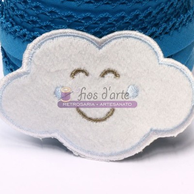 Etiqueta em forma de nuvem em tecido branco com rosto sorridente e texto 'fis d'arte RETROSARIA • ARTESANATO'