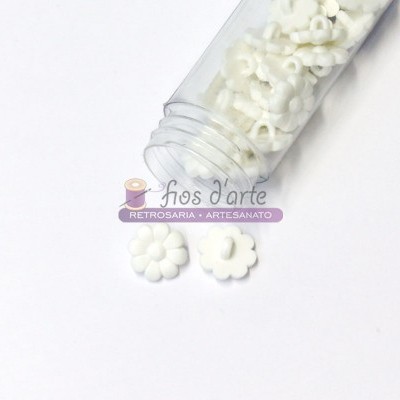 Frasco com botões brancos em forma de flor e etiqueta 'fios d'arte'
