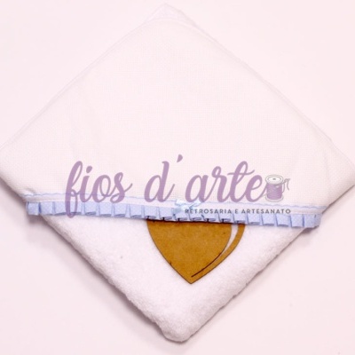 Toalha branca com etiqueta fios d'arte e fita azul