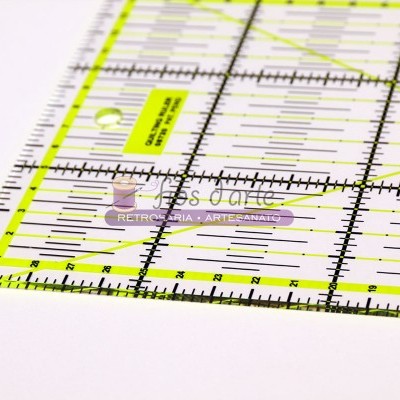 Régua transparente com marcações em preto e amarelo