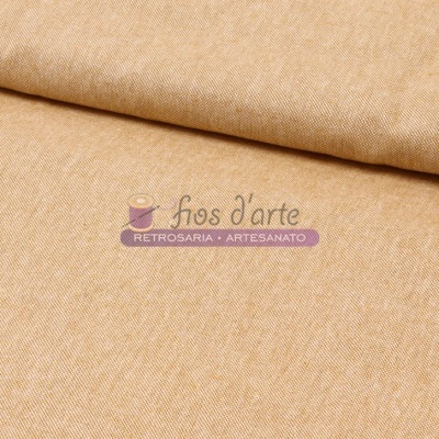 Tecido bege claro com textura e dobra, texto fios d’arte RETROSARIA • ARTESANATO