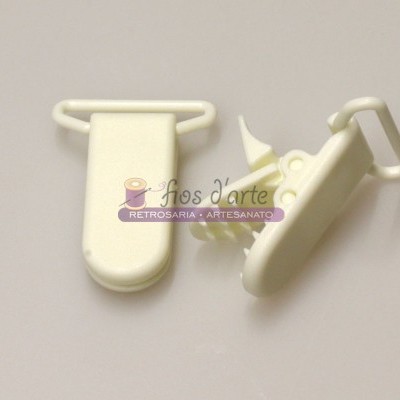 Dois fechos plásticos brancos para artesanato sobre fundo cinzento