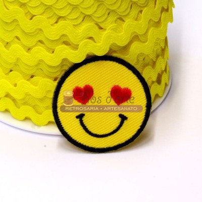 Patch amarelo sorridente com olhos de coração e fita amarela ondulada